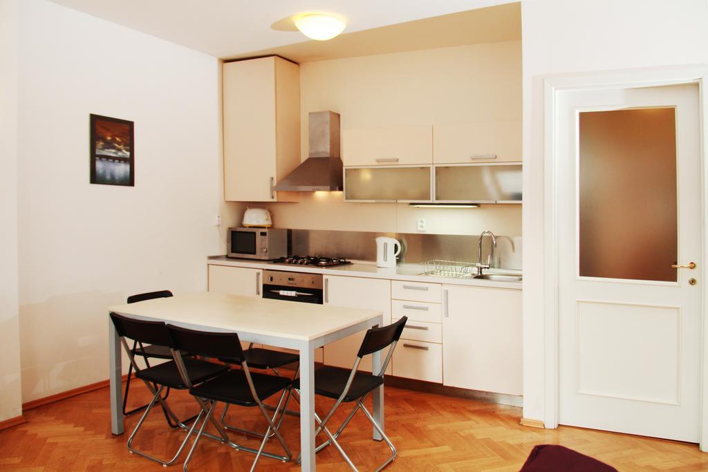 Residence Kostnicke Square Praha Bagian luar foto