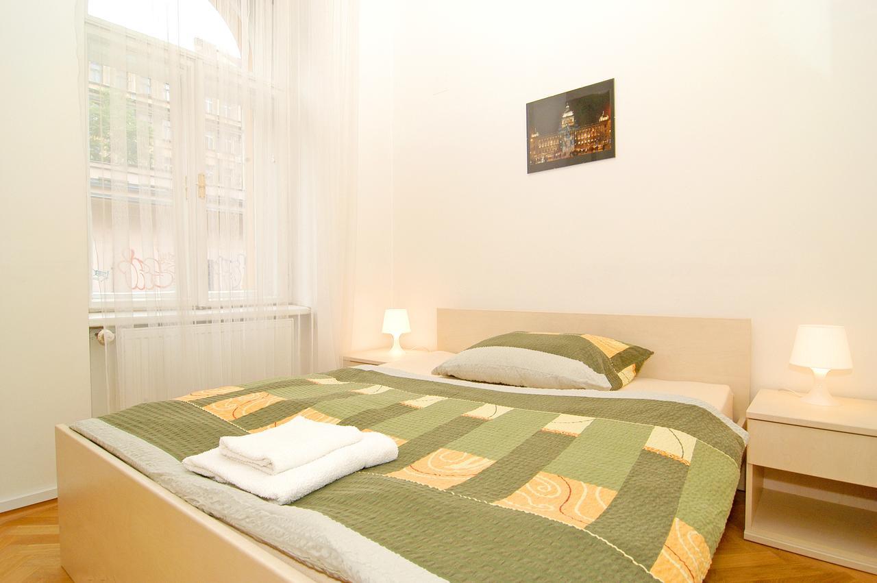 Residence Kostnicke Square Praha Bagian luar foto